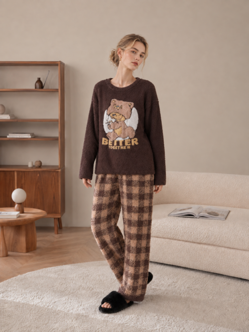 Espressobraunes Loungewear-Set aus Chenille, langärmeliges Rundhalsoberteil mit Teddybär und Schriftzug, braune weite Hose mit Buffalo-Karo, weicher flauschiger Strickpyjama