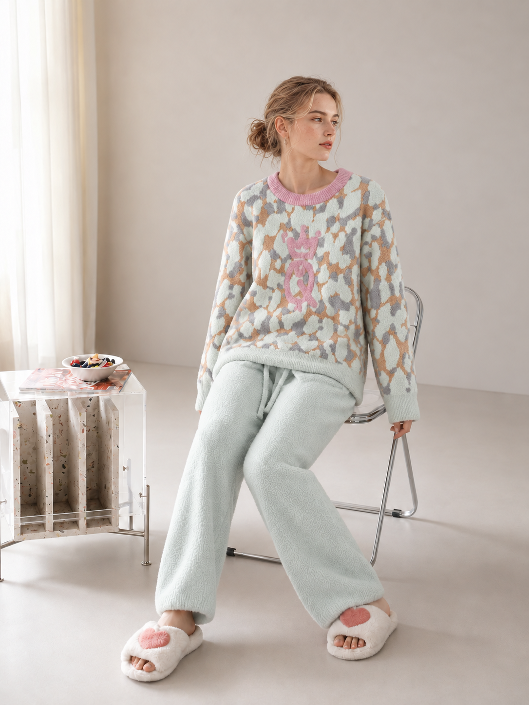 Women's Light Mint Leopard Half Fleece Sleepwear Set, Pink Crew Neck Long Sleeve Top & Drawstring Wide Leg Pants, Leopard Print, Crown Graphic Detail