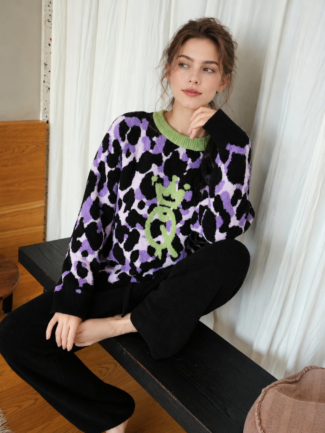 Women's Purple Black Leopard Half Fleece Sleepwear Set, Green Crew Neck Long Sleeve Top & Drawstring Wide Leg Pants, Irregular Leopard Print, Chest Crown Graphic Detail