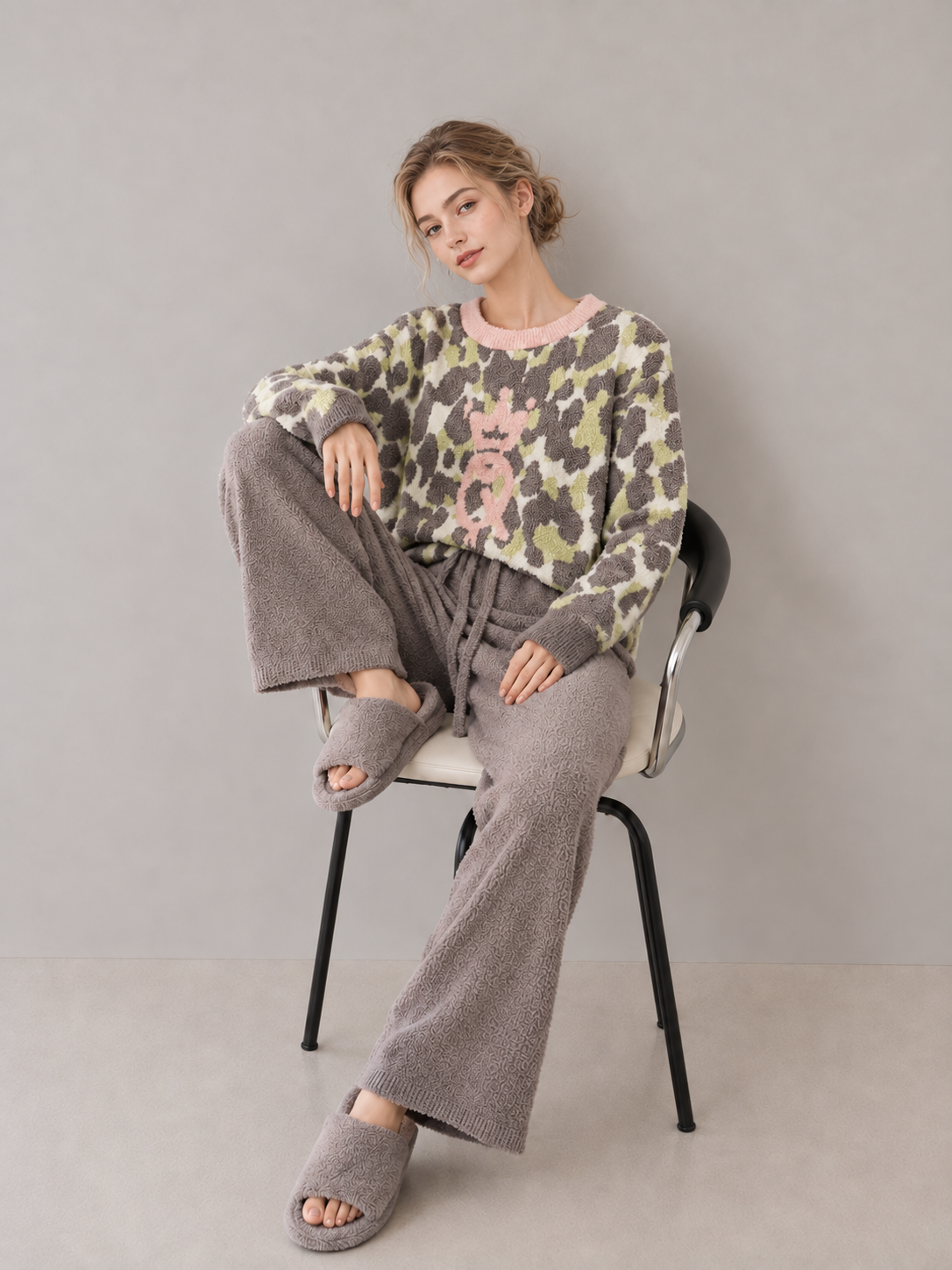 Women's Grey Green Leopard Half Fleece Pajama Set, Pink Crew Neck Long Sleeve Top & Drawstring Wide Leg Trousers, Leopard Pattern, Crown Graphic Detail