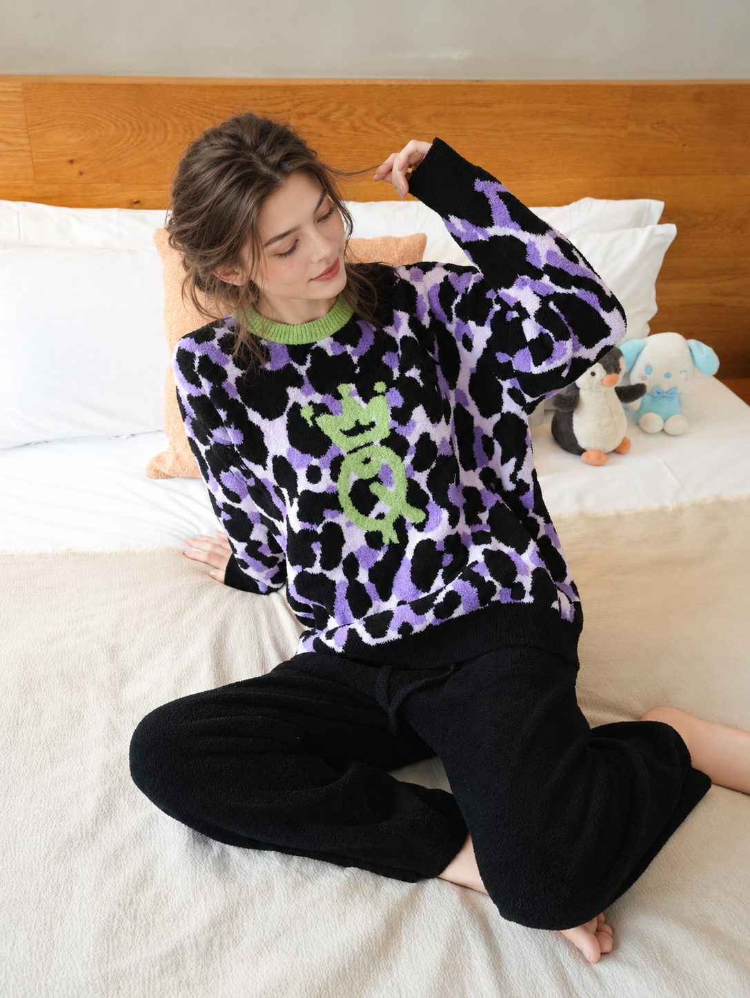 Women's Purple Black Leopard Half Fleece Loungewear Set, Green Crew Neck Long Sleeve Top & Wide Leg Pants, Irregular Leopard Print, Chest Crown Graphic Detail