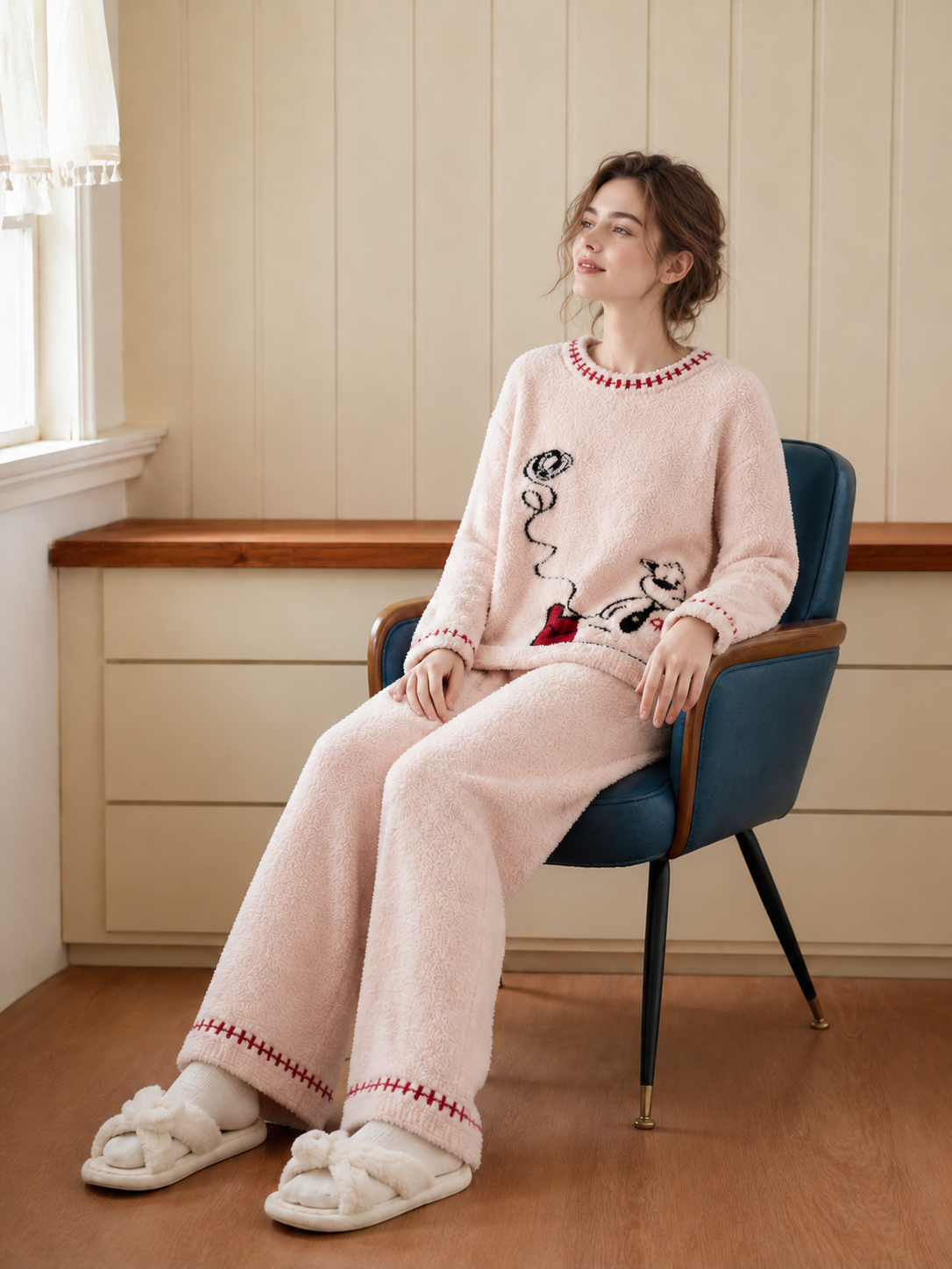 Women's Pale Pink Half Fleece Sleepwear Set, Round Neck Long Sleeve Top & Drawstring Wide Leg Pants, Bear Graphic Jacquard Pattern, Red Contrast Stitch Detail