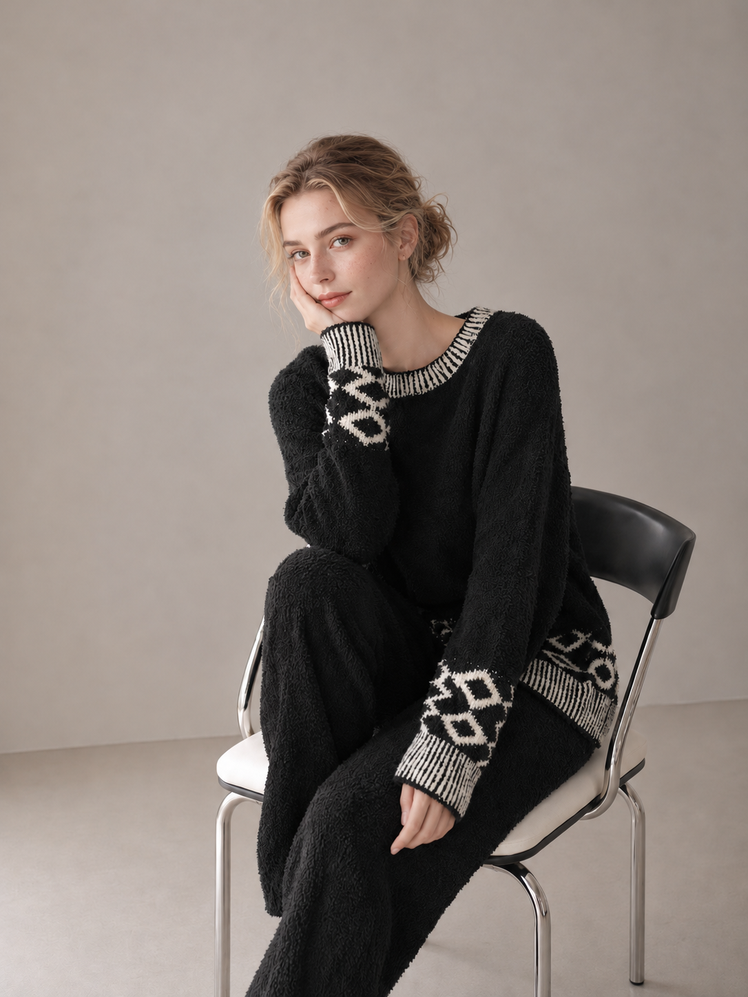 Women's Black Half Fleece Sleepwear Set, Diamond Geometric Pattern Crew Neck Top & Wide Leg Pants, Side Angled View